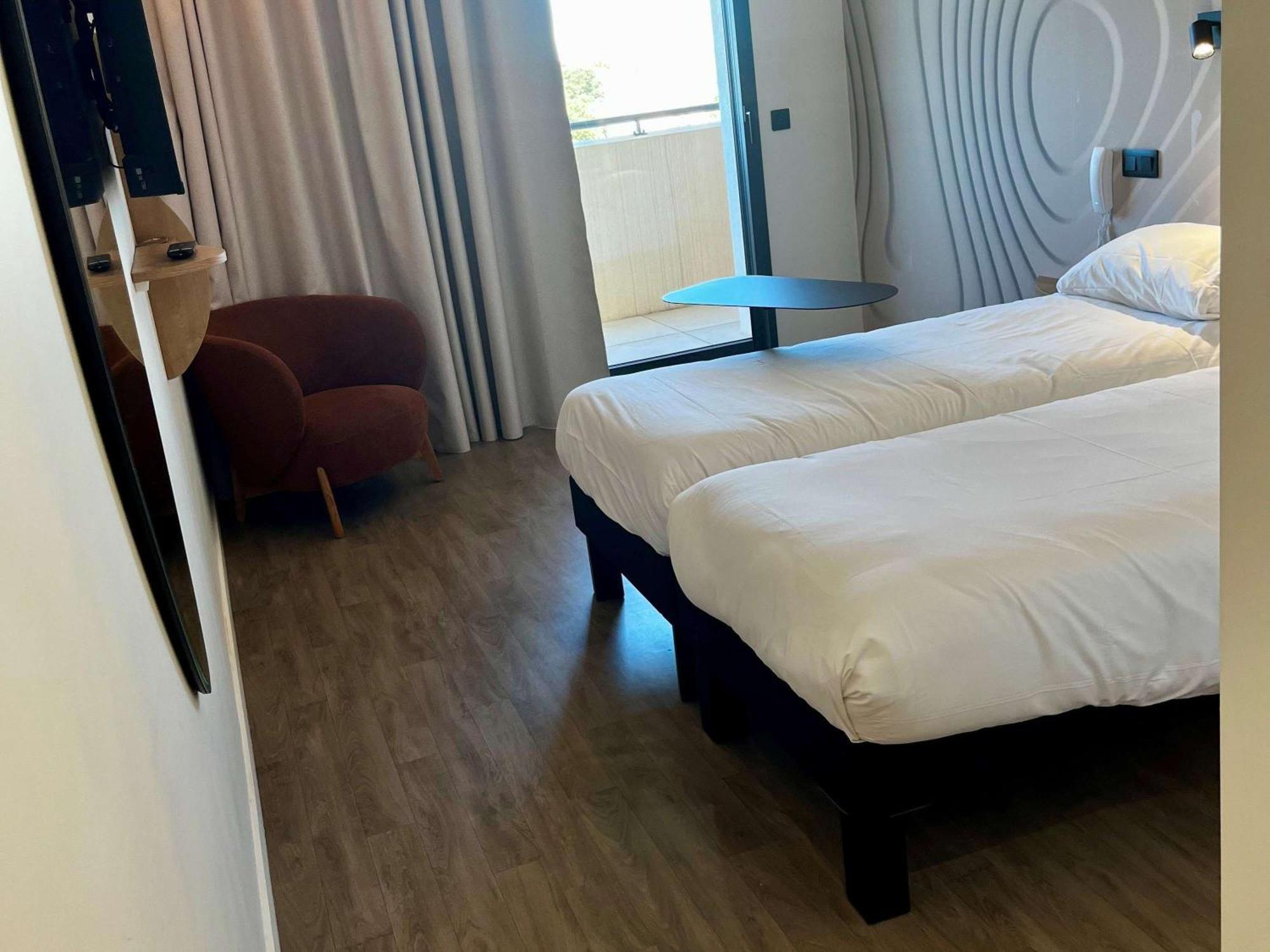 Ibis Styles Cabries Aix-En-Provence Tgv Hotel Exterior foto