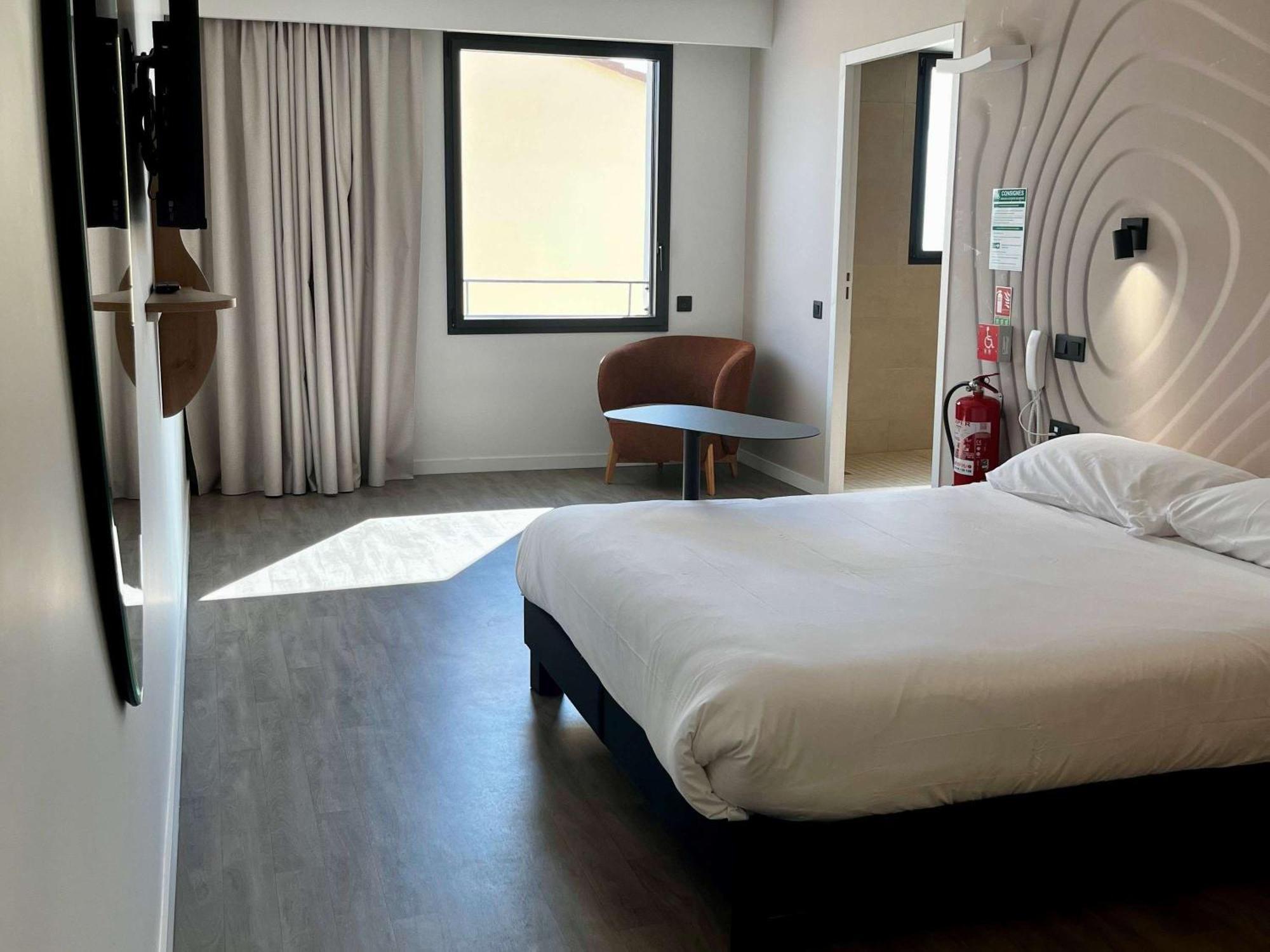 Ibis Styles Cabries Aix-En-Provence Tgv Hotel Exterior foto
