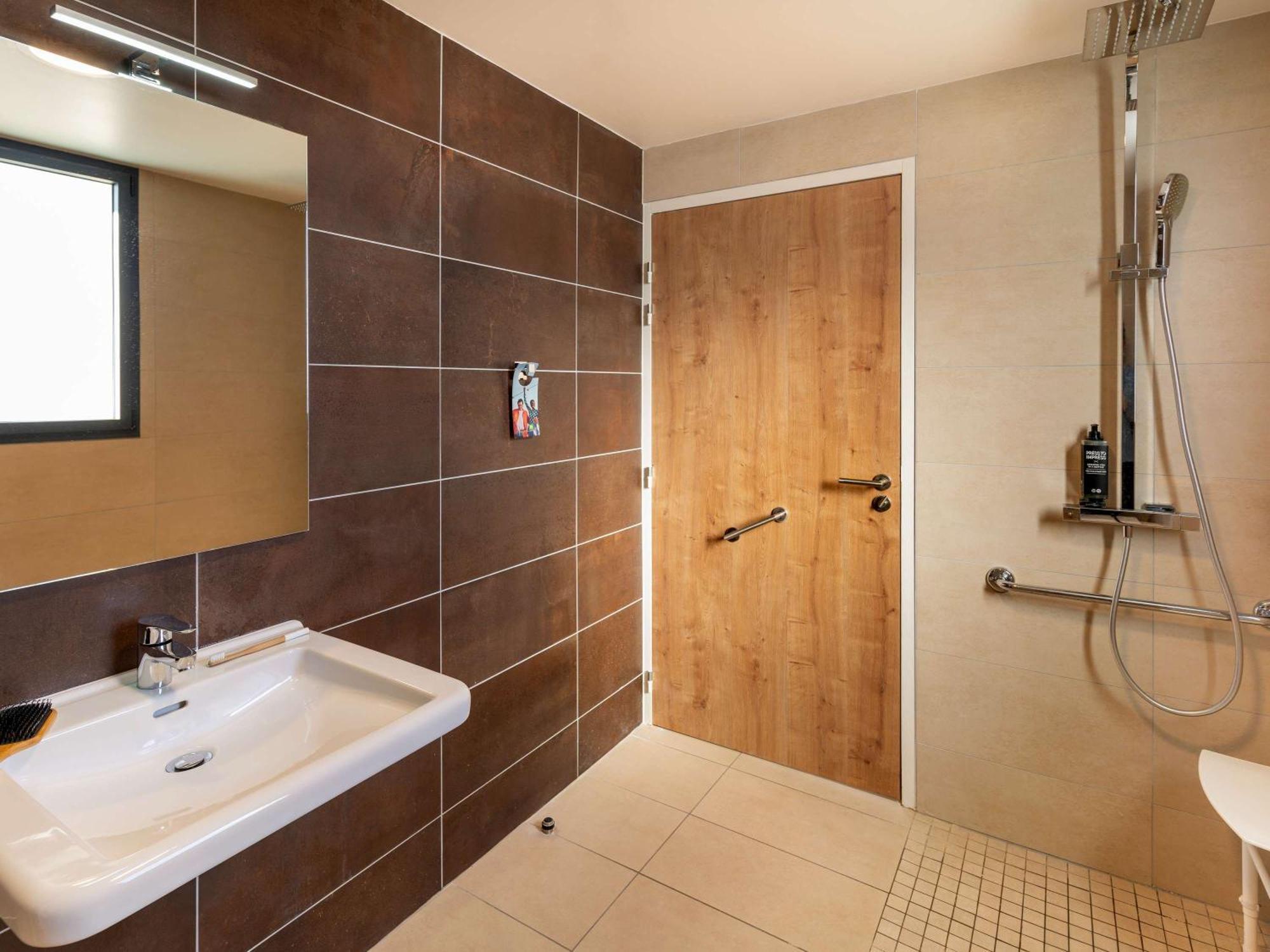 Ibis Styles Cabries Aix-En-Provence Tgv Hotel Exterior foto